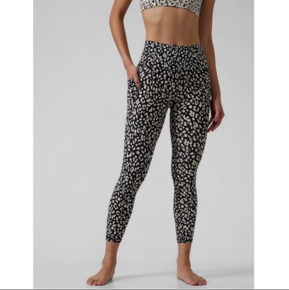 NWT Athleta Salutation Stash Pocket II 7/8 Leopard Print XS